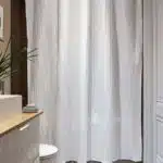 Белая тканевая штора для ванной Sukhona