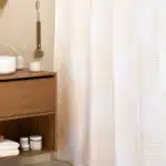 Тканевая штора для ванной Nebeskvit молочного цвета