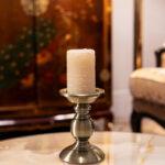 Металлический подсвечник золотого цвета