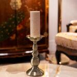 Металлический высокий подсвечник золотого цвета